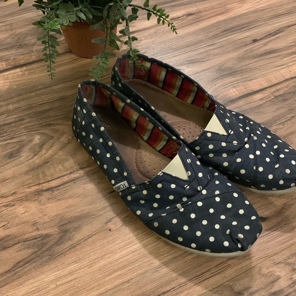 Navy blue w/ polka dot Toms